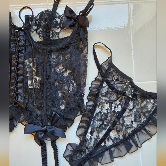 NWT 36 Vintage Victoria's Secret Gold Label Lace Corset Bustier Garter and panty - Picture 4 of 7